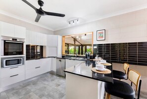 Een koelkast, een microgolfoven, een oven, een kookplaat