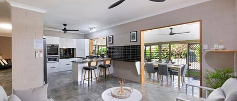 المنشأة من الداخل