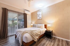 5 Schlafzimmer, Schreibtisch, Bügeleisen/Bügelbrett, Reisekinderbett