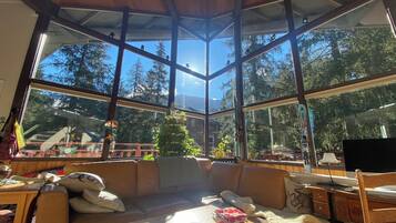 Televisie en een open haard