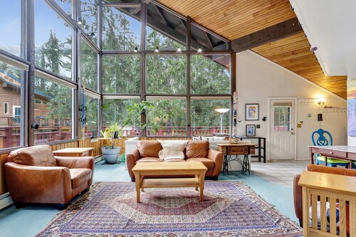 Girdwood Alyeska Chalet Hot Tub, Sauna, Jet Tub, Pool Table, Sleeps 12, walk2ski