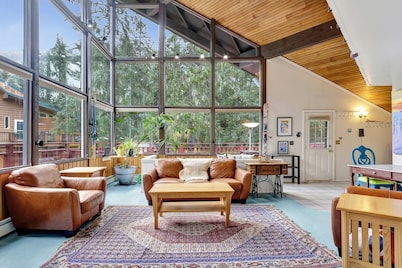 Girdwood Alyeska Chalet Hot Tub, Sauna, Jet Tub, Pool Table, Sleeps 12, walk2ski