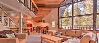 Girdwood slopeview chalet - Hot Tub, Sauna, Two apartments! Walk to Alyeska.