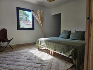 3 bedrooms, iron/ironing board, bed sheets, wheelchair access