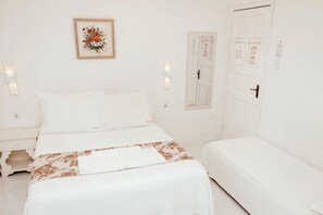 Economy Triple Room | Blackout drapes, free WiFi, wheelchair access - Hotel Cabana Suíça (Guaratuba)