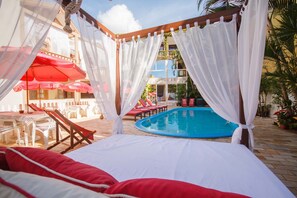 Piscina externa, funciona das 9h às 22h, guarda-sóis, espreguiçadeiras