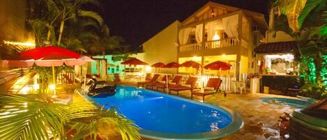 Piscine extérieure, parasols de plage, chaises longues