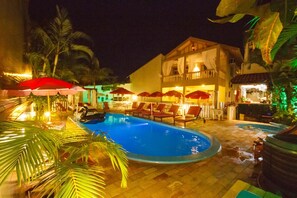 Piscina externa, funciona das 9h às 22h, guarda-sóis, espreguiçadeiras