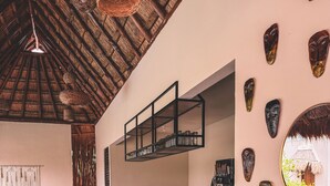 Quầy bar bên hồ bơi