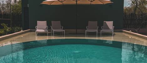 Una piscina al aire libre