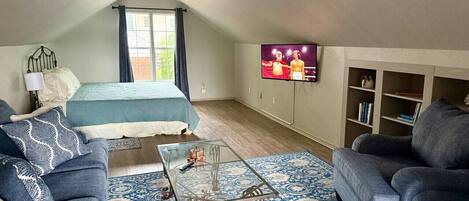 1 soverom, skrivebord, strykejern/-brett og reiseseng for barn