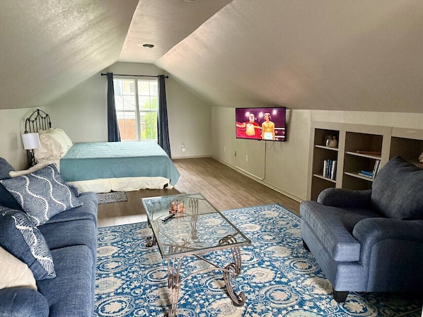 1 habitación, escritorio, tabla de planchar con plancha y cuna de viaje