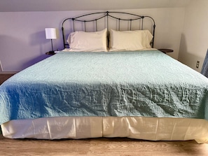 1 habitación, escritorio, tabla de planchar con plancha y cuna de viaje