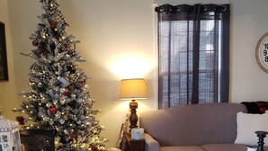 A cozy living room with a Christmas tree, a sofa, a coffee table, and a lamp. - Pet & Family Friendly, Quiet, Near Hwy 39 & 88, Sleeps 7, Remodled, Superhost (Rochelle)