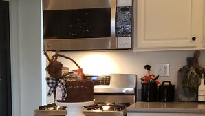 Microwave, oven, stovetop, dishwasher - Pet & Family Friendly, Quiet, Near Hwy 39 & 88, Sleeps 7, Remodled, Superhost (Rochelle)