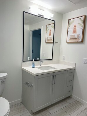 Toallas, jabón, papel de baño 