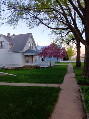 Property grounds - Charming 4BR Craftsman Family Home in Emery (Emery)