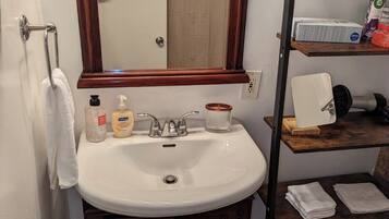 Sèche-cheveux, serviettes fournies, papier toilette