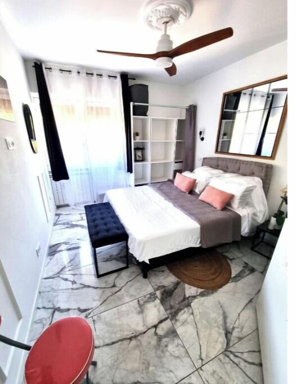 1 chambre, fer et planche à repasser, accès Internet, draps fournis