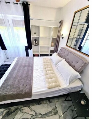 1 dormitorio, tabla de planchar con plancha, Internet y ropa de cama