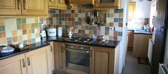 Charming Upper Solva Cottage by Beaches & Harbour