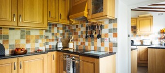 Charming Upper Solva Cottage by Beaches & Harbour