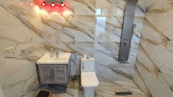 Ducha, toallas, jabón y papel higiénico