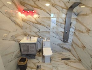 Dusche, Handtücher, Seife, Toilettenpapier