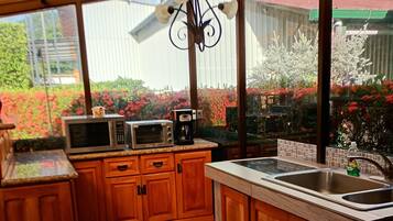 Micro-ondas, fogão, cooktop, cafeteira/chaleira