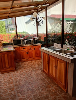 Microwave, oven, stovetop, coffee/tea maker