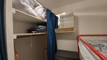 2 chambres, fer et planche Ă  repasser