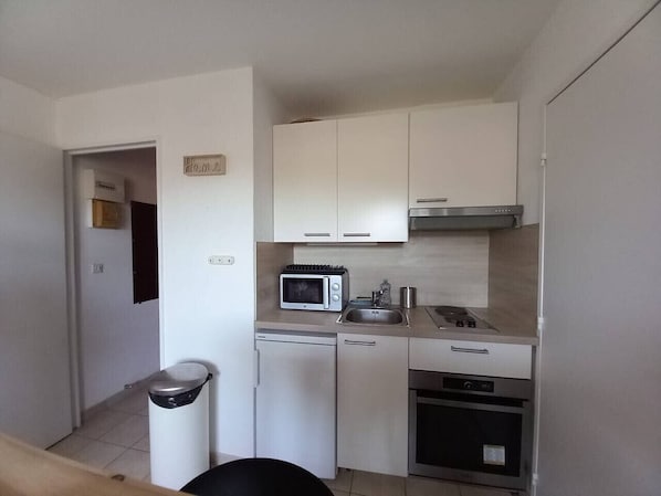 Frigorífico, microondas, horno y placa de cocina