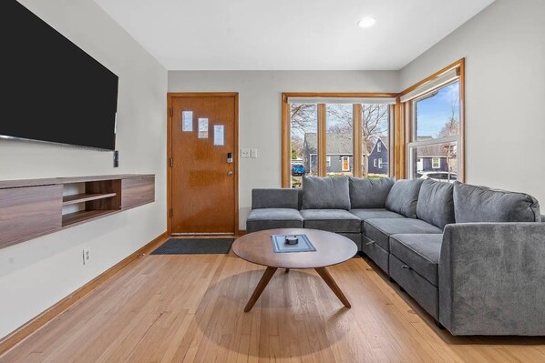 TV - Charming 3-bedroom house Close to All in Milwaukee (Milwaukee)