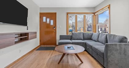 Charming 3-bedroom house Close to All in Milwaukee