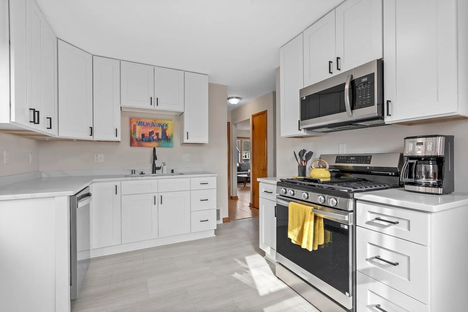 Microondas, horno, placa de cocina y lavavajillas