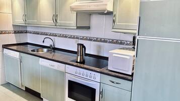 Microondas, horno, placa de cocina y lavavajillas