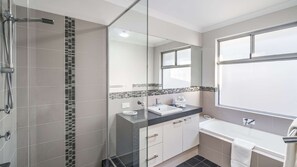 Douche, sèche-cheveux, serviettes fournies