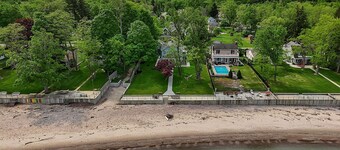 Spacious 9-bedroom house in marvelous Angola on the Lake with AC