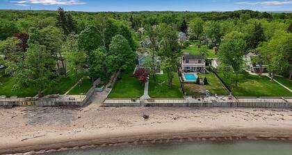 Spacious 9-bedroom house in marvelous Angola on the Lake with AC