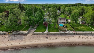 Spacious 9-bedroom house in marvelous Angola on the Lake with AC