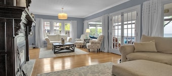 Spacious 7-bedroom house in marvelous Angola on the Lake with AC