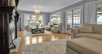 Spacious 7-bedroom house in marvelous Angola on the Lake with AC