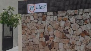 Un muro de piedra con un letrero que dice "Hvia 7".