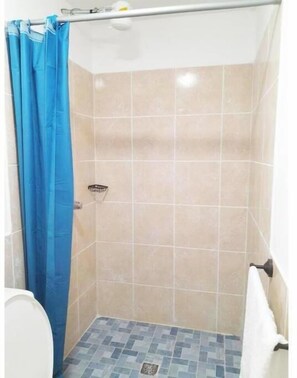 Toallas, jabón, papel de baño 