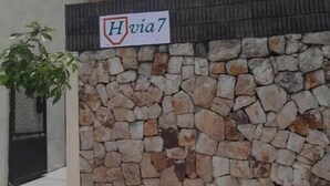 A building with a stone wall and a sign that reads "Hvia 7". - 2 Nice and comfortable central apartment (Ciudad de Guatemala)