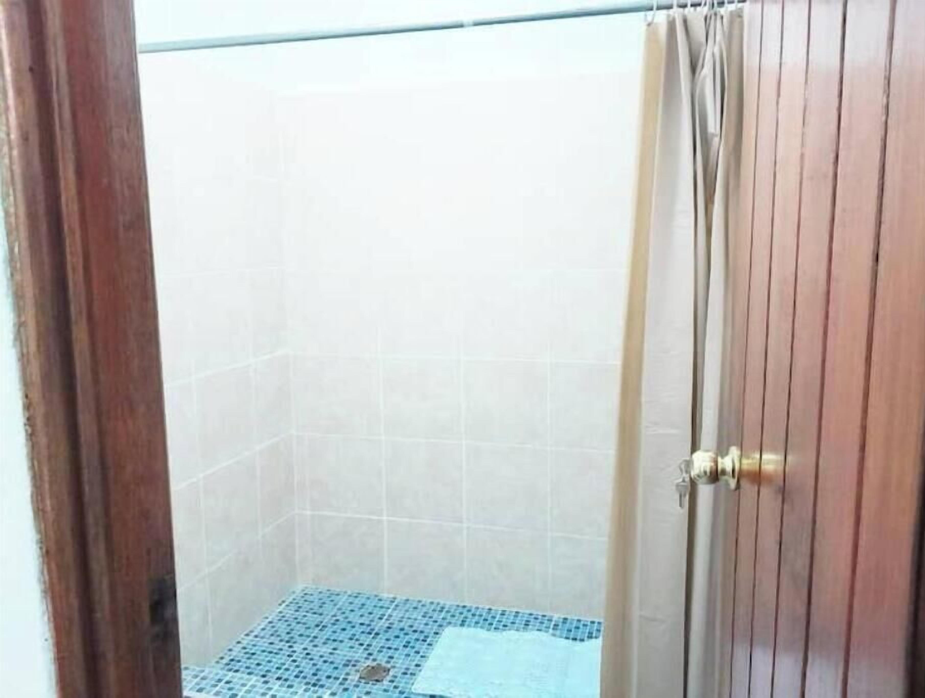Toallas, jabón, papel de baño 