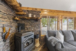 Una Smart TV, una chimenea