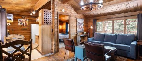 Una televisión, una chimenea