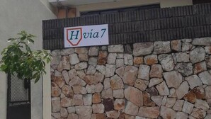 A stone wall with a sign reading "H via 7". - 7 Cool studio at the best zone (Ciudad de Guatemala)
