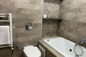 SĂšche-cheveux, serviettes fournies, savon, papier toilette